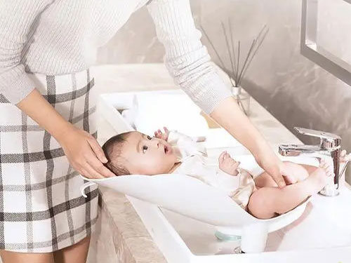 怎样给婴儿洗屁股？